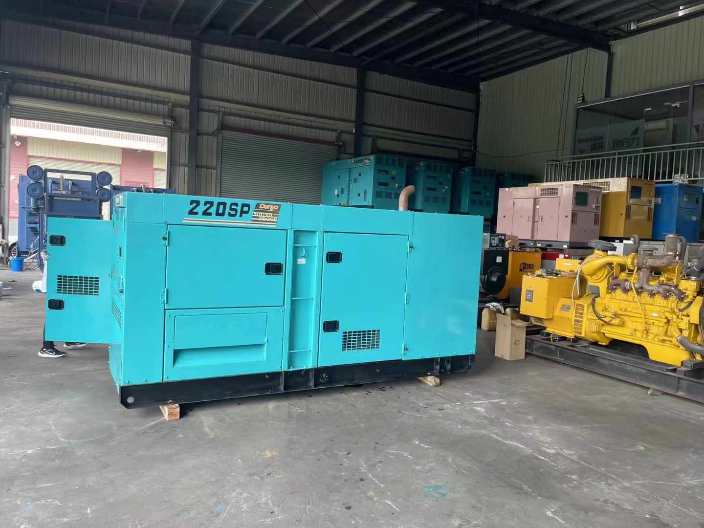 东城街道800kW 柴油发电机的输出电流波动范围是多少？