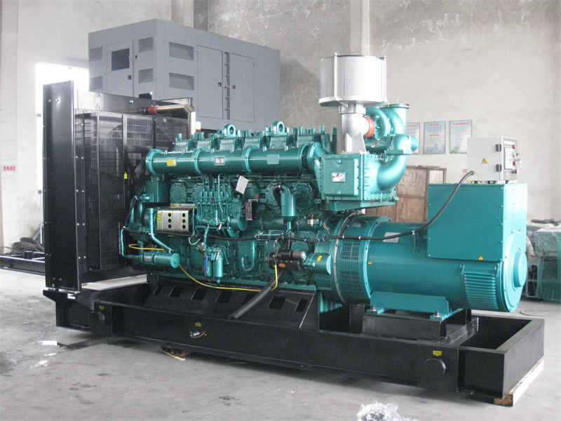 东城街道200KW 柴油发电机的油耗是多少？