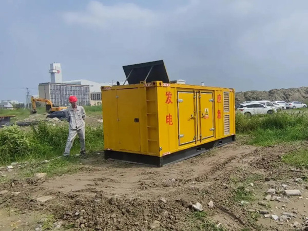 东城街道200KW柴油发电机机组每小时的油耗量受哪些因素影响？