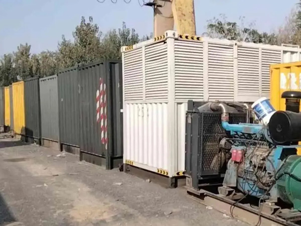 东城街道200KW柴油发电机机组每小时油耗是多少？